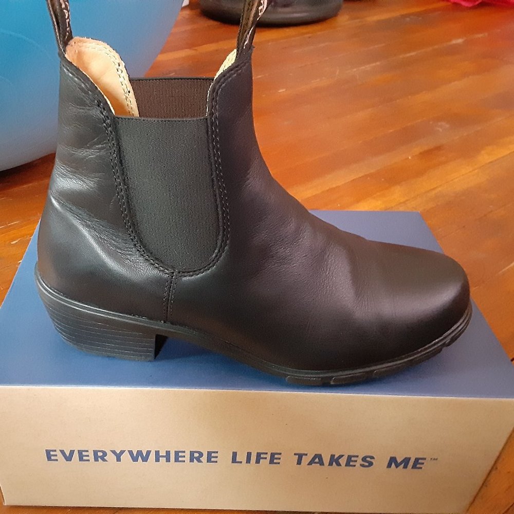 Blundstone Women's Heeled Boot (Black). Size 9/9.5